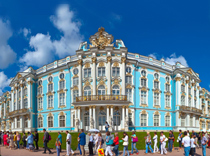 Иностранцев стало меньше. Чуть-чуть