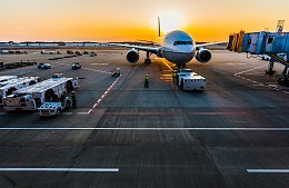 В Анталье туристы оказались заперты в самолете при 50-градусной жаре в салоне