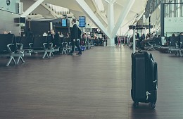 Чтобы изъять недействительные паспорта, пограничники пришли за туристами к гейту