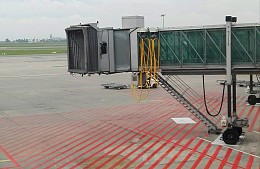Рейс в Сочи задержали из-за столкновения самолета с телетрапом