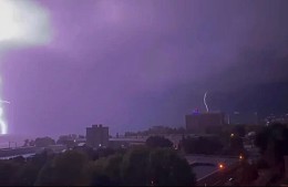 Пляжный день туристам в Сочи подпортил ливень